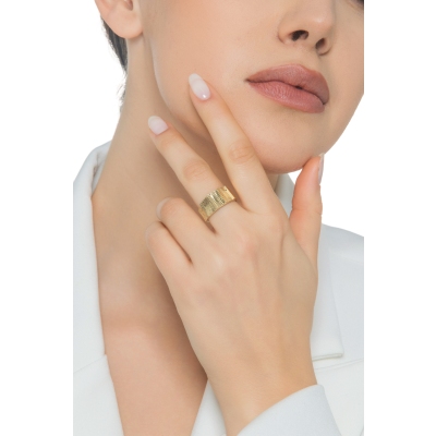 Anello con superficie scanalata in oro giallo 750