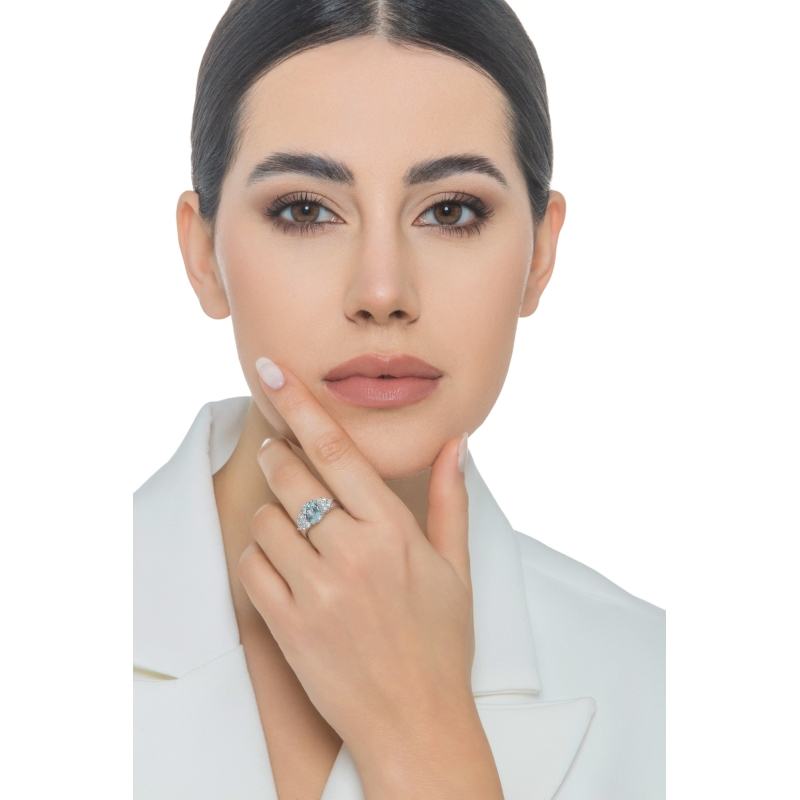 Anello in oro bianco 18k con acquamarina ovale e diamanti