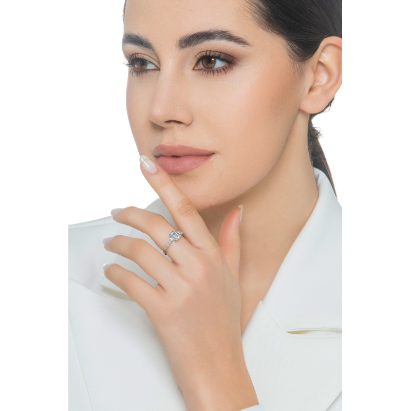 Anello in oro bianco 750 con acquamarina rettangolare e diamanti