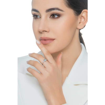 Anello in oro bianco 750 con acquamarina rettangolare e diamanti