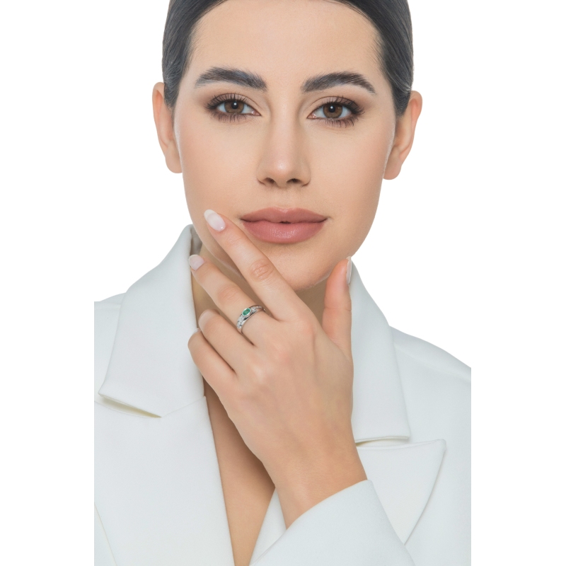 18k white gold ring with diamonds and emerald 