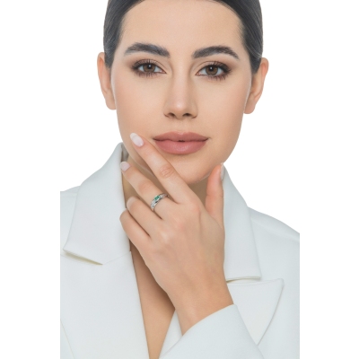 18k white gold ring with diamonds and emerald 