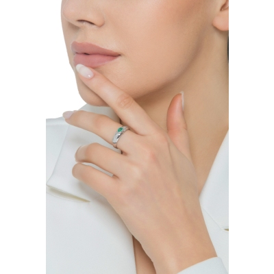 18k white gold ring with diamonds and emerald 