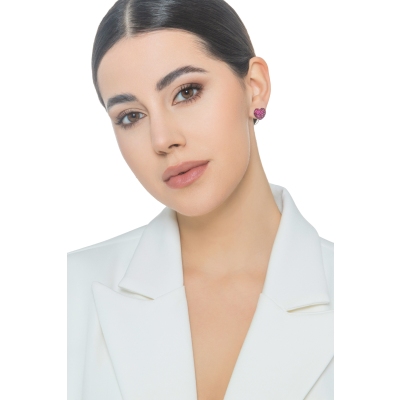 Orecchini in oro bianco 18k con cuore bombato in pavè di rubini