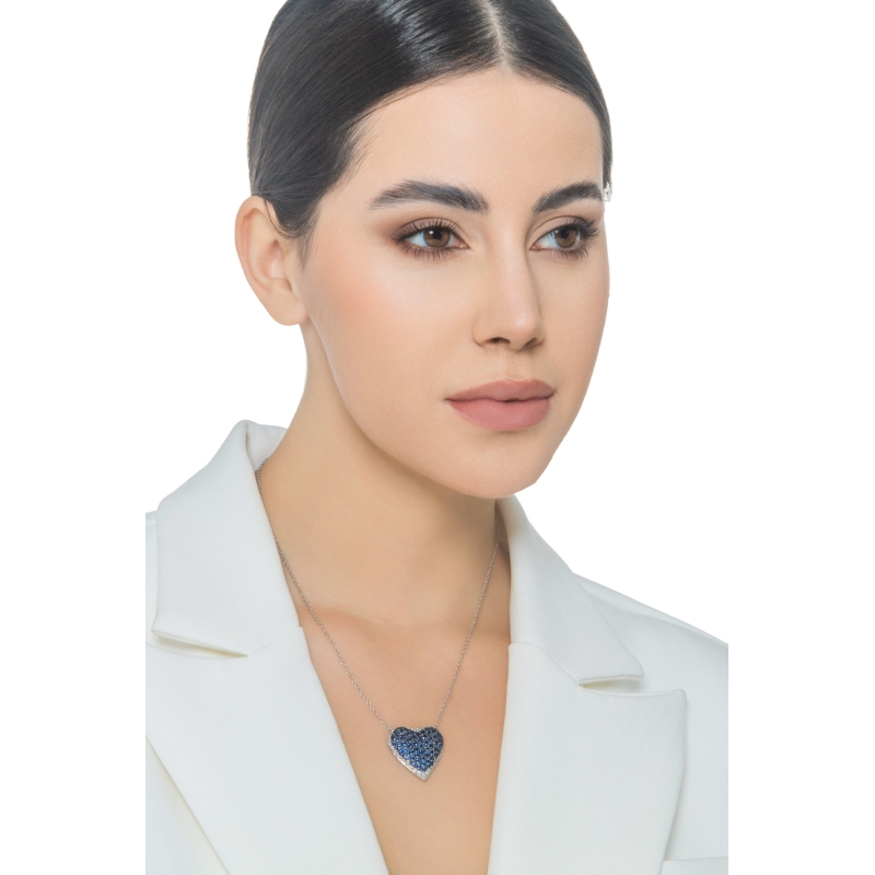 Collana in oro bianco 18k con ciondolo cuore pavè zaffiri blu e diamanti