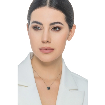 Collana in oro bianco 18k con ciondolo cuore in pavè di diamanti neri