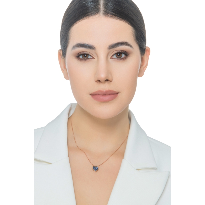 Collana in oro rosa 18k con ciondolo cuore pavè brunito zaffiri blu