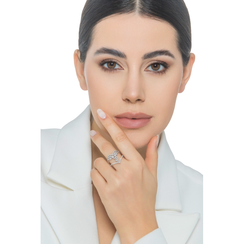 Anello design a forma di cuore in oro bianco 750 con diamanti