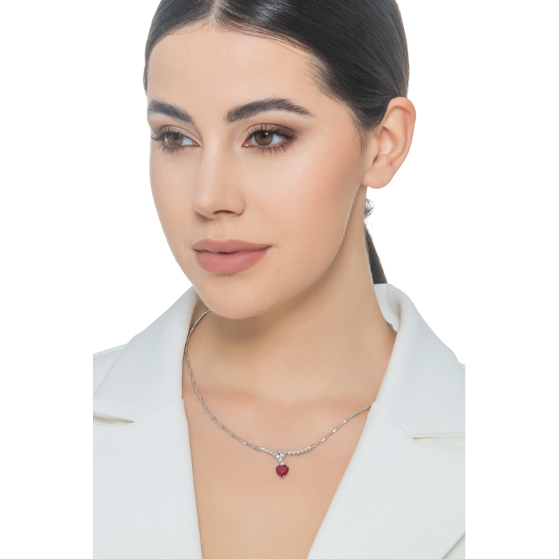 Girocollo design in oro bianco 750 con rubino cuore e diamanti