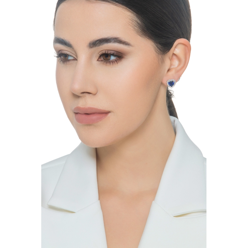 Orecchini in oro bianco 18k con zaffiro blu cuore e diamanti