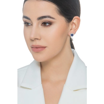Orecchini in oro bianco 18k con zaffiro blu cuore e diamanti