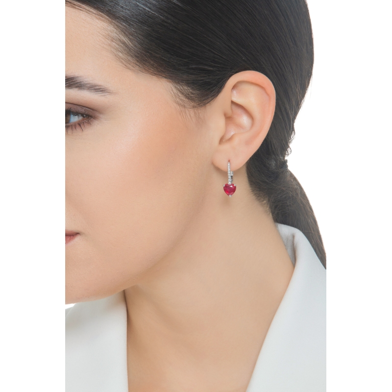 Orecchini pendenti in oro bianco 18k con rubino cuore e diamanti