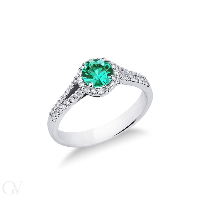 Solitaire type ring with a central emerald and diamonds shoulder set 