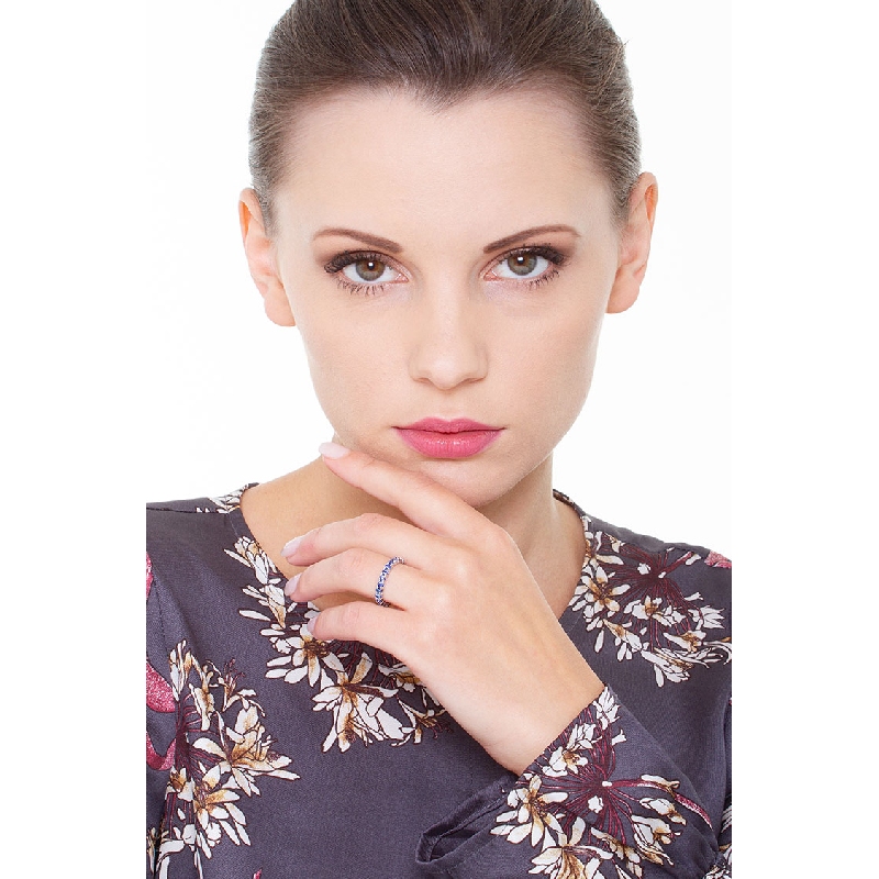 Anello modello Eternity in Oro Bianco 18k con Zaffiri Blu