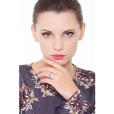 Anello modello Eternity in Oro Bianco 18k con Zaffiri Blu