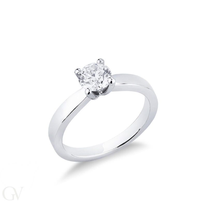 18k white gold solitaire ring with a 4 claw 0,70 ct diamond 