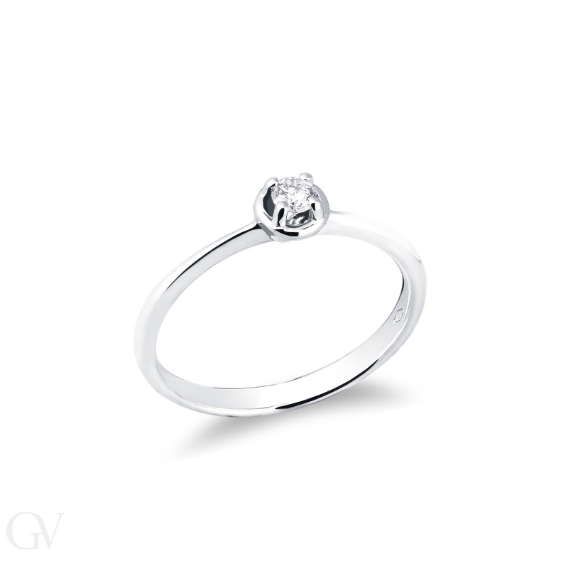 4 claw solitaire ring with a 0,10 ct diamond and regular shank