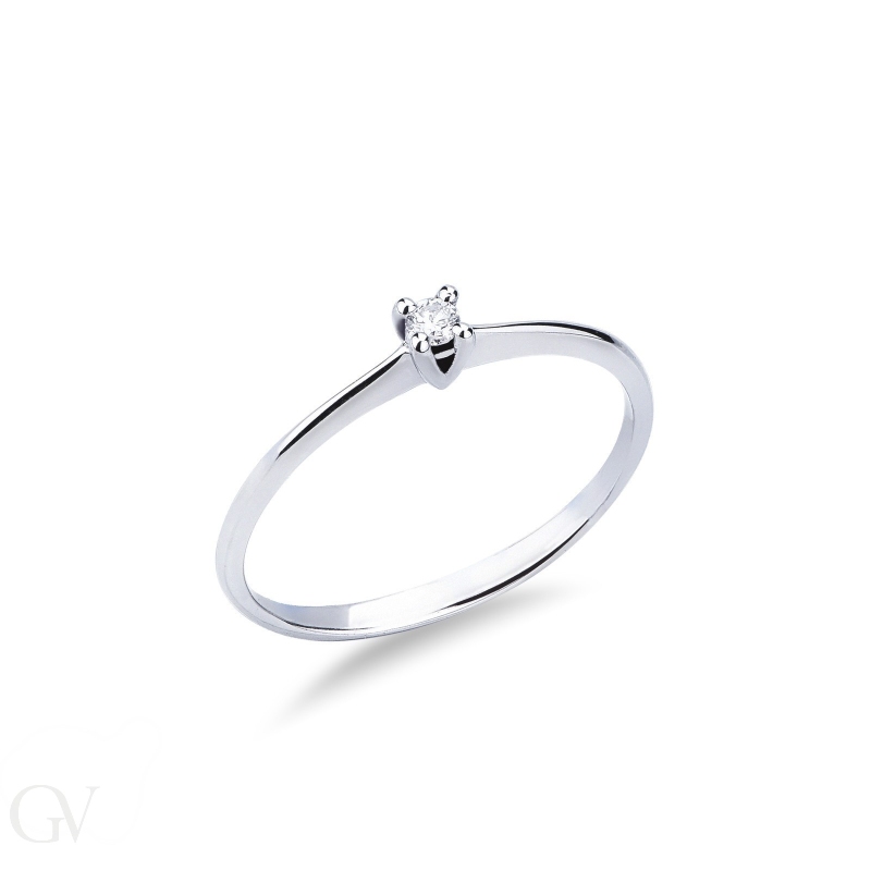 Linear solitaire ring in 18k white gold with 0.04 ct diamond.