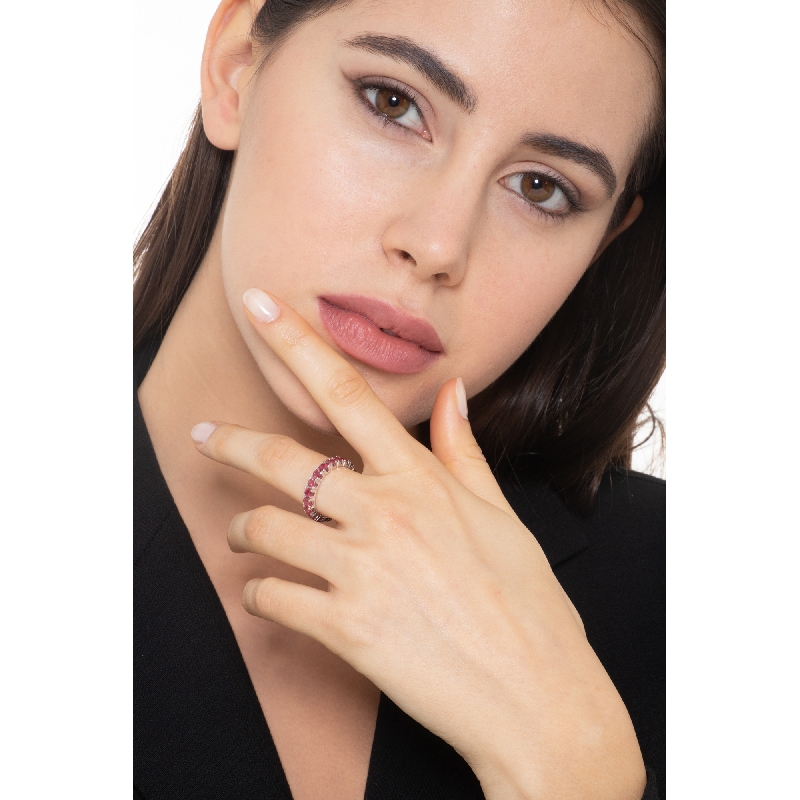 Anello eternity a griffe in oro bianco 18k con rubini
