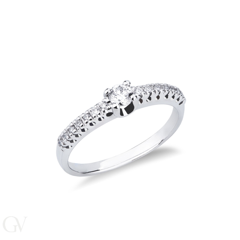 White gold 18k solitaire type ring with diamonds 