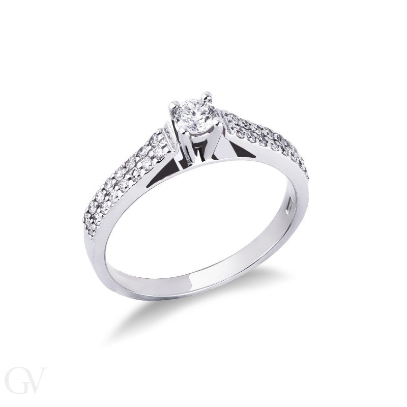 White gold 18k ring with a central diamond and diamond shoulder set