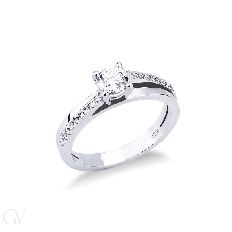 18k white gold ring with central diamonds 0.50 ct and side diamonds