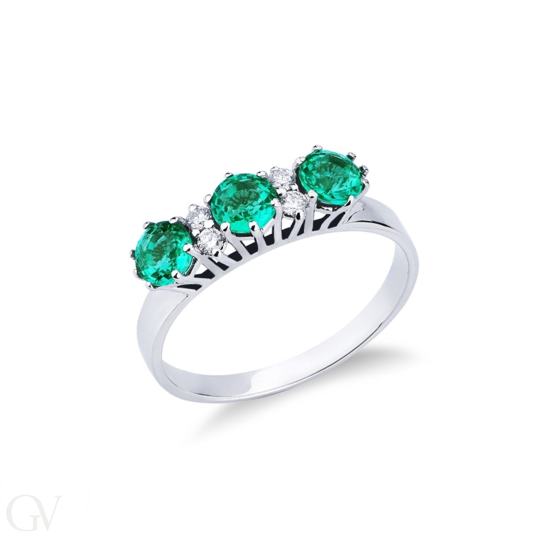 White gold 18k ring with emeralds and diamonds 