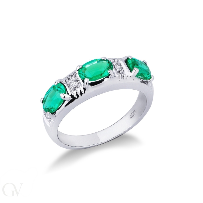 White gold 18k ring with three emeralds and diamonds 