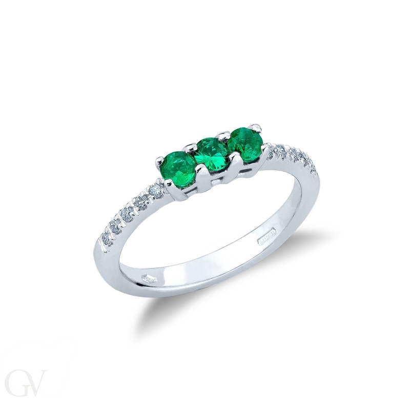 White gold 18k trilogy ring with emeralds and diamonds 