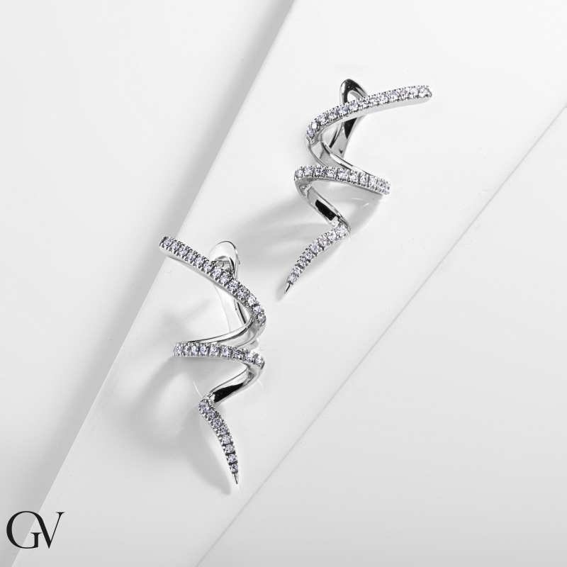 Orecchini design spirale in oro bianco 18k con diamanti