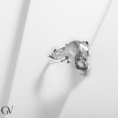 Anello design in oro bianco 18k con teschio e diamanti