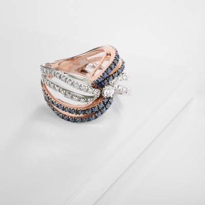 Rosé and white gold 18k band ring with diamonds and blue sapphires 