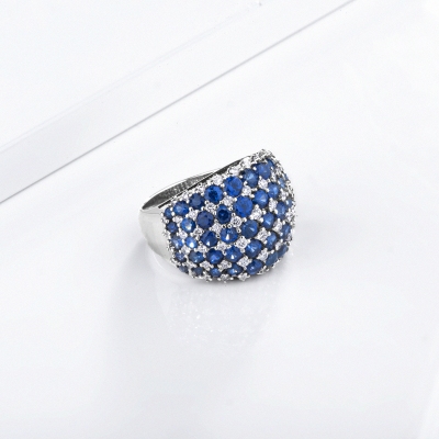 Anello design in oro bianco 750 con zaffiri blu e diamanti