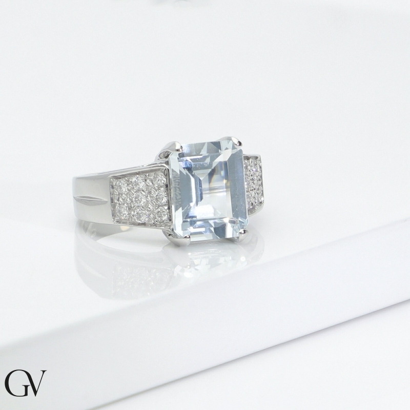 Anello con acquamarina a fascia con diamanti oro bianco