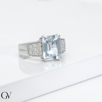 Anello in oro bianco 18k con acquamarina centrale e diamanti laterali