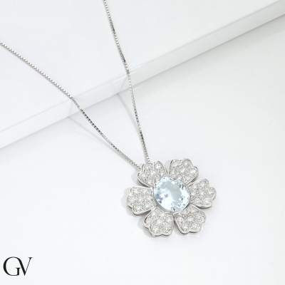 Collana acquamarina ovale in fiore in oro 18k e diamanti