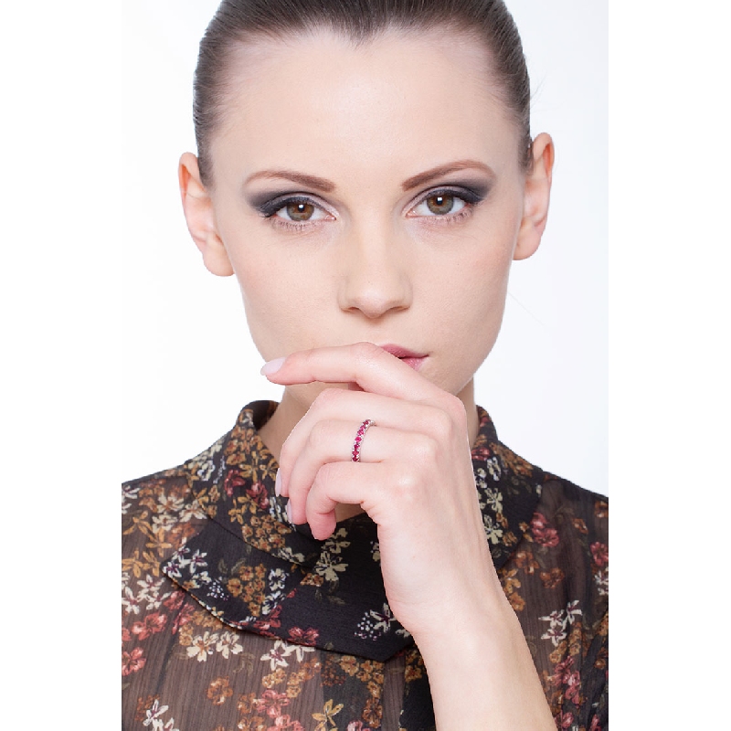 Anello Eternity in Oro Bianco 18k e Rubini