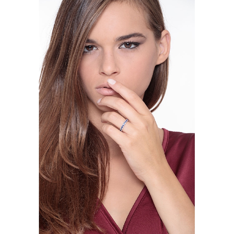 Anello modello Eternity in Oro Bianco 18k e Zaffiri Blu