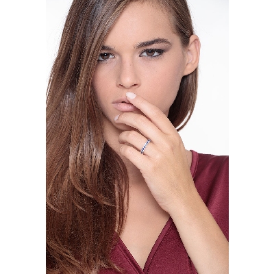 Anello modello Eternity in Oro Bianco 18k e Zaffiri Blu