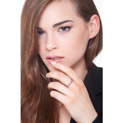 Anello Eternity a griffe in Oro Bianco 18k con Zaffiri Rosa