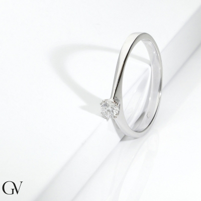 Anello solitario in oro bianco 18k a 8 griffe con diamante 0.15 ct