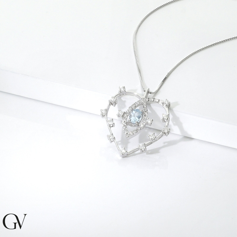Collana con cuore acquamarina centrale e diamanti in oro bianco
