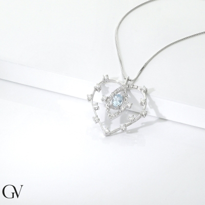 Collana con cuore acquamarina centrale e diamanti in oro bianco