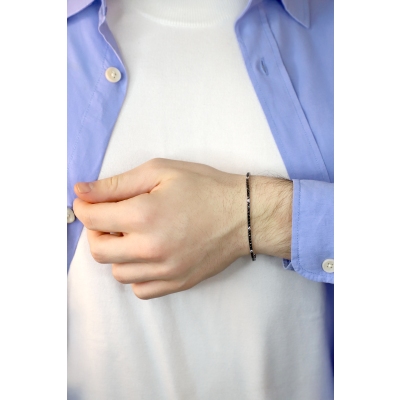 Elegant tennis bracelet with black and white diamonds