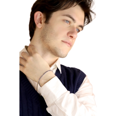 Tennis bracelet with blue sapphires and round cut diamonds in 18k white gold