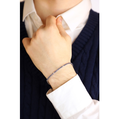 Tennis bracelet with blue sapphires and round cut diamonds in 18k white gold