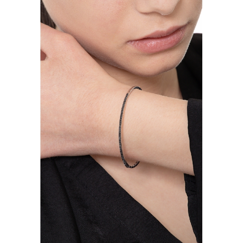Rigid bracelet in 18k white gold with black diamonds 