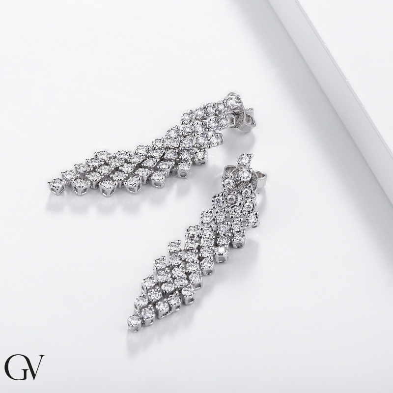 Orecchini maglia morbida in oro bianco 18k con diamanti