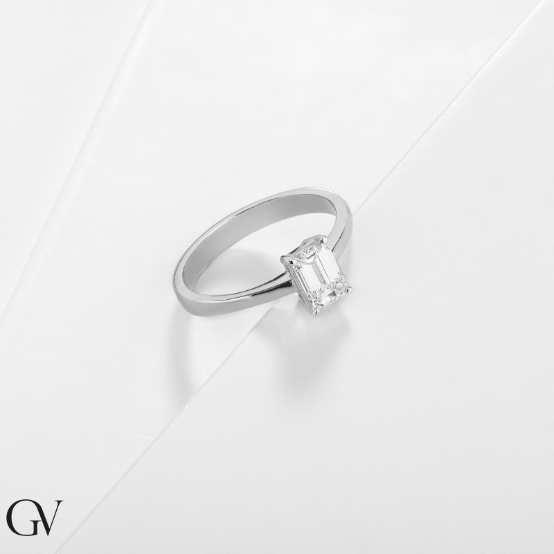 Anello con diamante taglio smeraldo 1.00ct GIA in oro bianco 18k