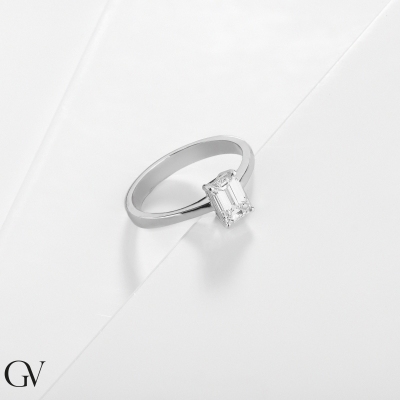 Anello con diamante taglio smeraldo 1.00ct GIA in oro bianco 18k